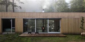 Hinterhouse: dissimuler au fond des bois un refuge immersif