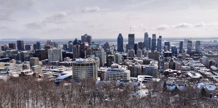 Apporter le bien-être dans une ville d'hiver grâce à une scénographie urbaine