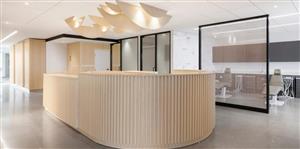 Une clinique orthodontique élégante dans un environnement à aire ouverte