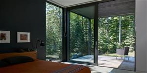 Une maison en «L» aux abords du Lac Charlebois