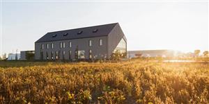 Maurice Martel signe les nouveaux bureaux de Lareau à Napierville