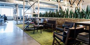 Mélange de matières et de volumes pour les bureaux de 4U2C par EXA DESIGN