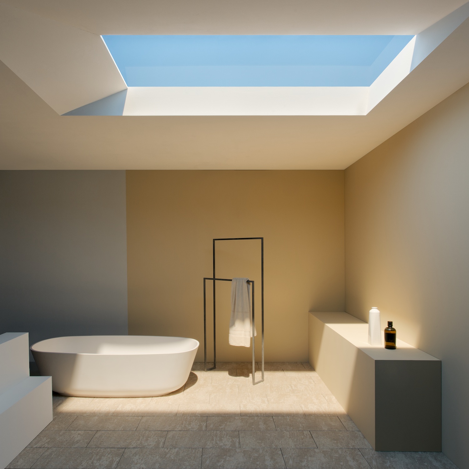 Salle bain éclairée par la technologie Coelux, imitant la lumière du soleil.